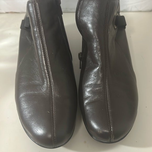Brown Women's  booties size 9 M by bella Vita - Picture 3 of 7